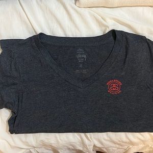 STUSSY v neck tshirt